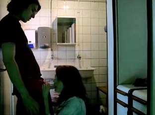 Девушка пытается минетом поднять вялый член парня